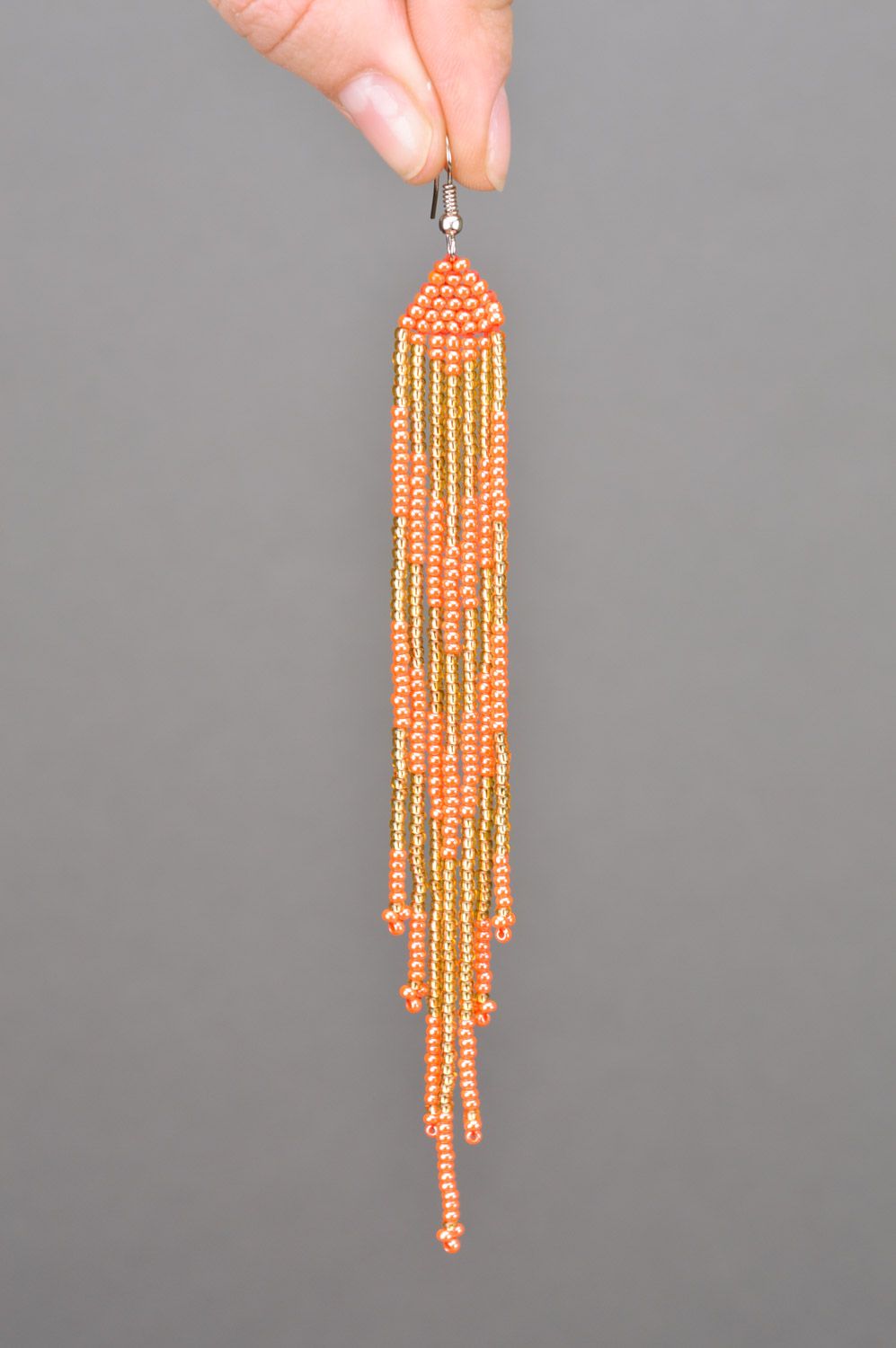 Длинные серьги с бахромой из бисера золотистые с красным стильные ручная работа фото 3