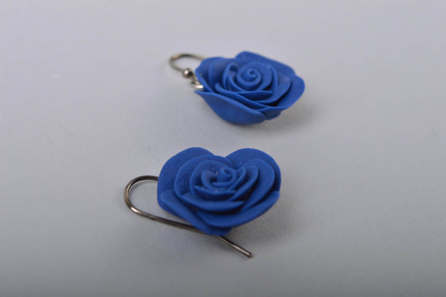Pendientes artesanales de porcelana fría hermosos con rosas azules modelados  foto 5