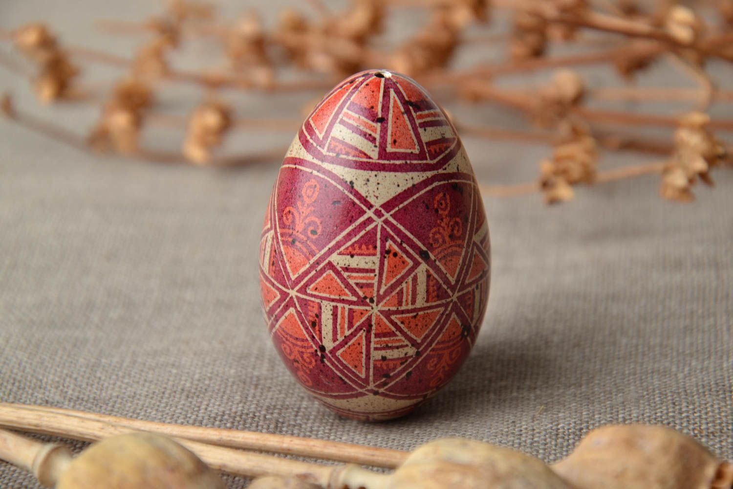 Oeuf de Pâques peint de poule traditionnel Pyssanka fait main décoratif ethnique photo 1
