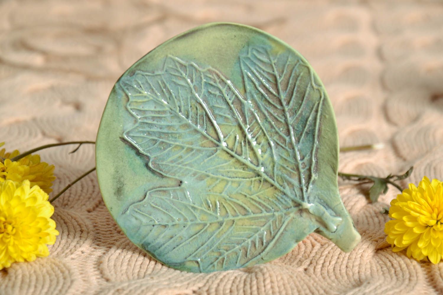 Ceramic leaf-shaped holder photo 1