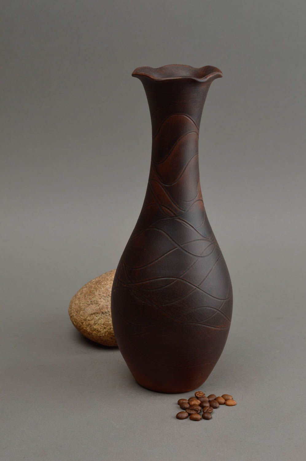 Vase décoratif fait main long en céramique brun foncé original pour intérieur photo 1