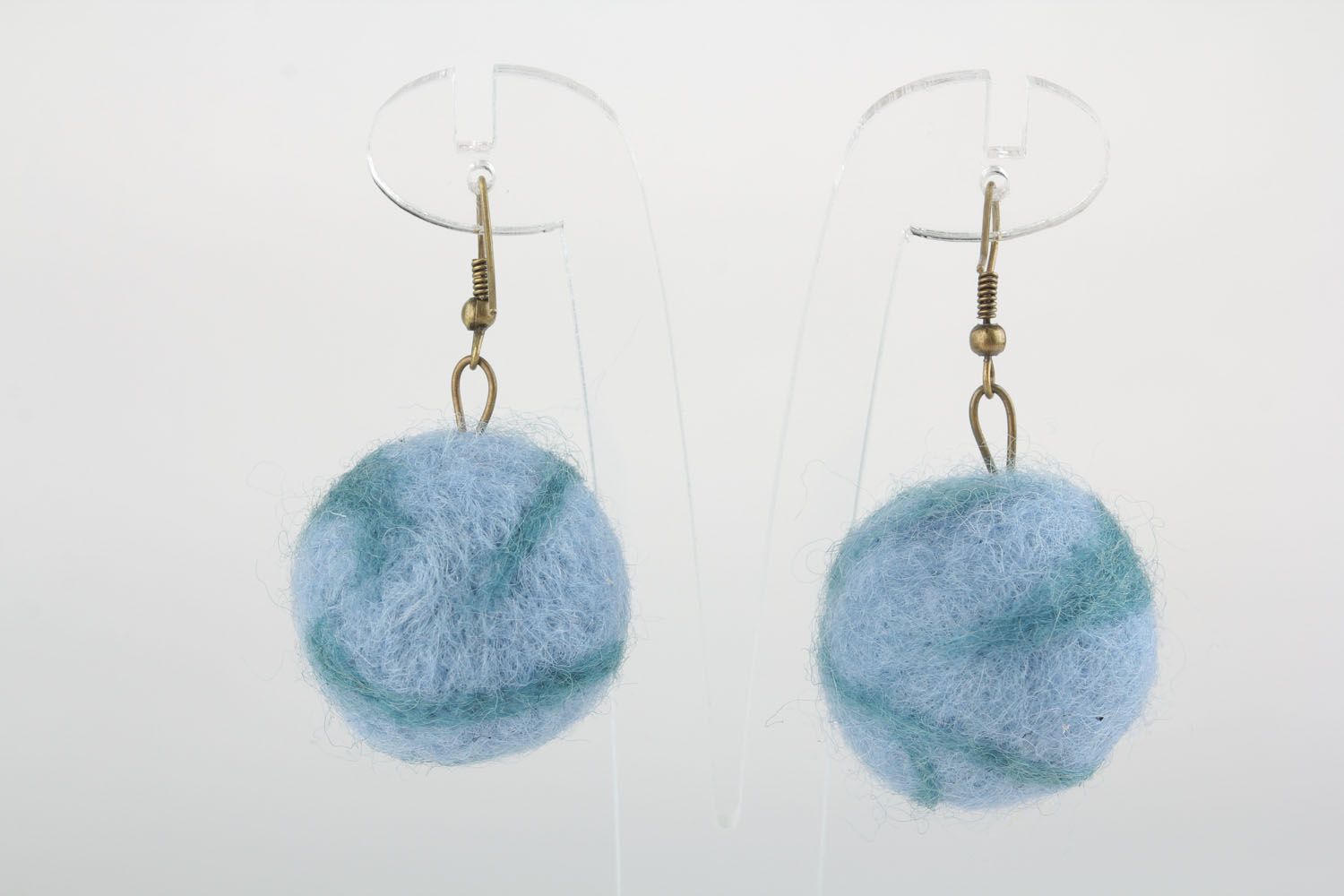 Woolen ball earrings photo 1