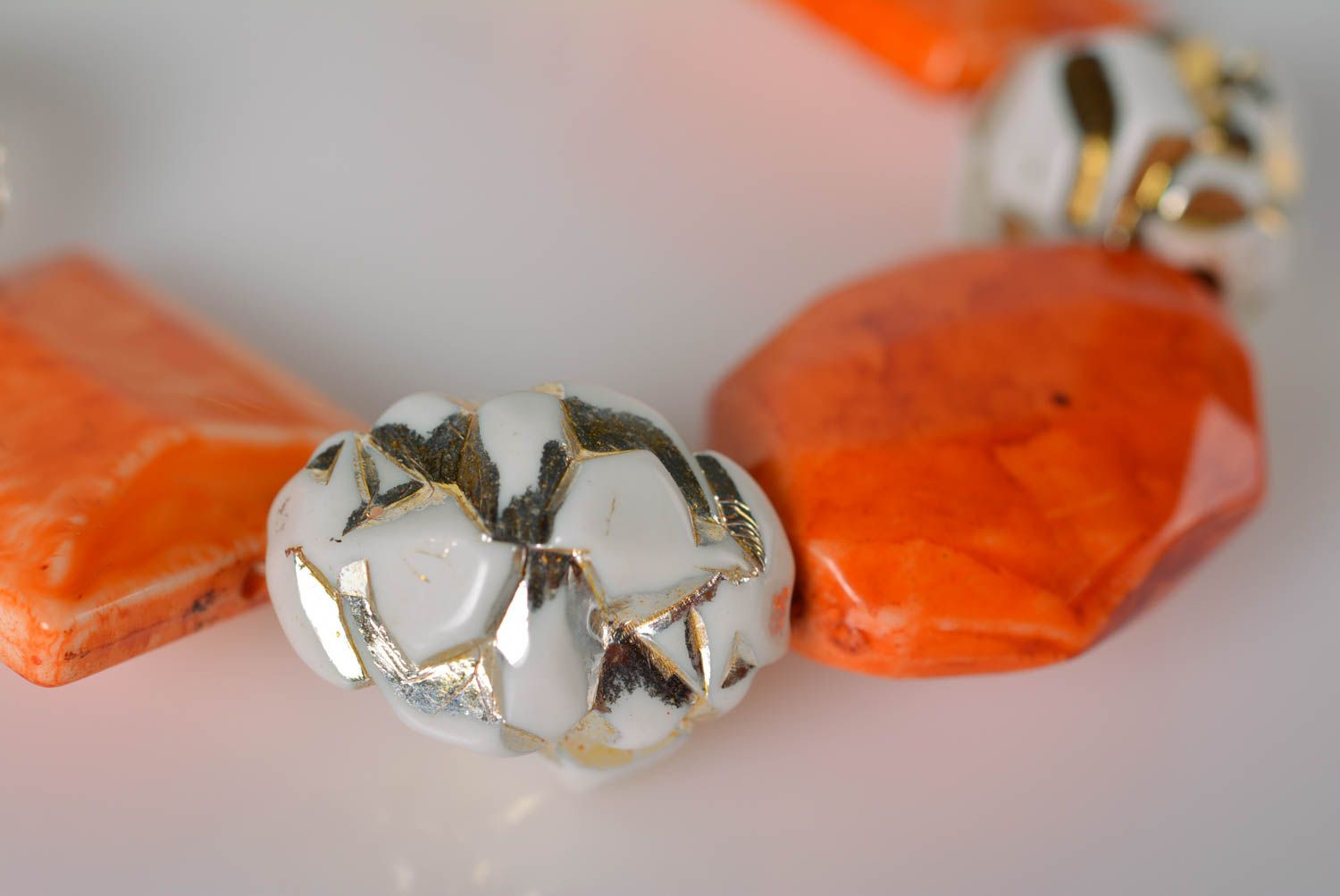 Браслет ручной работы оранжевый браслет из бусин пластика элитная бижутерия фото 4