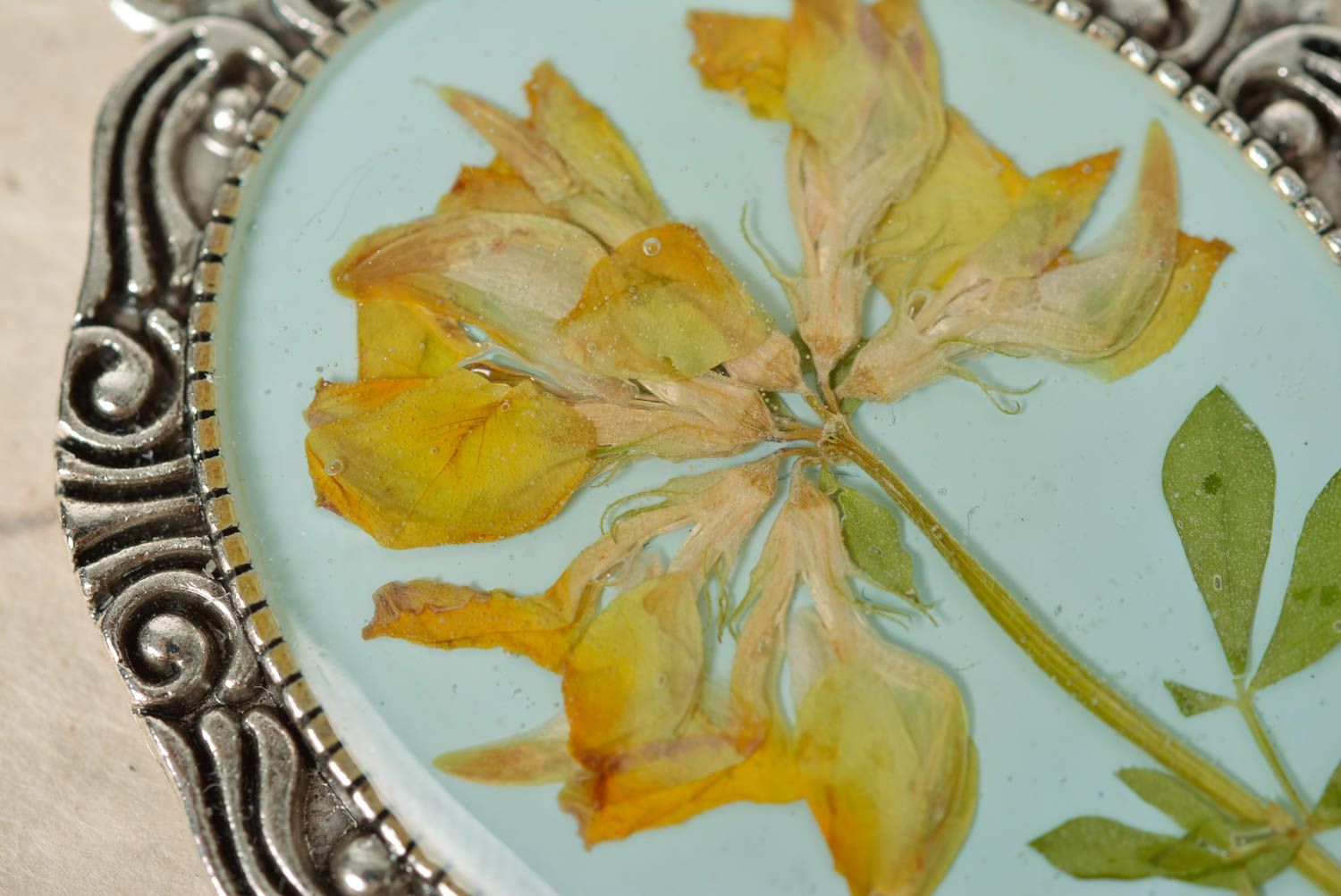 Handmade Schmucksachen Set Anhänger und Ohrringe mit echten Blumen in Epoxidharz foto 4