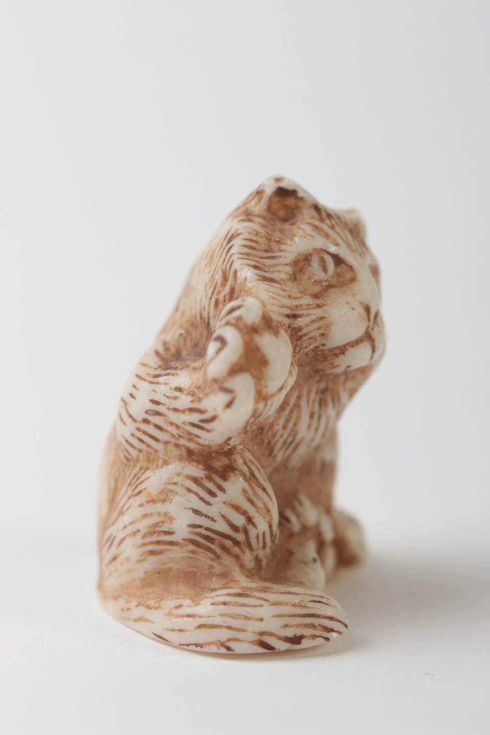Авторская статуэтка из полимерной смолы милая в виде котенка ручной работы фото 3