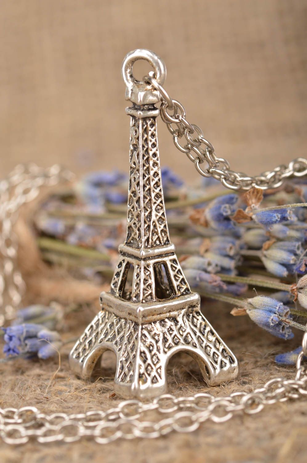 Pendentif en métal Bijoux fait main Accessoire femme chaînette Tour Eiffel photo 1