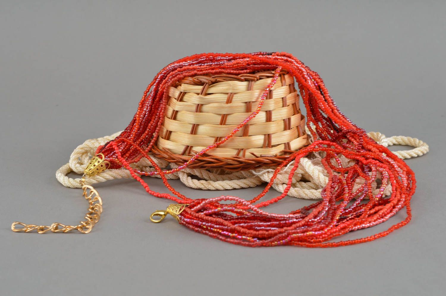 Ожерелье из бисера многорядное красное оригинальное ручной работы Волны фото 1