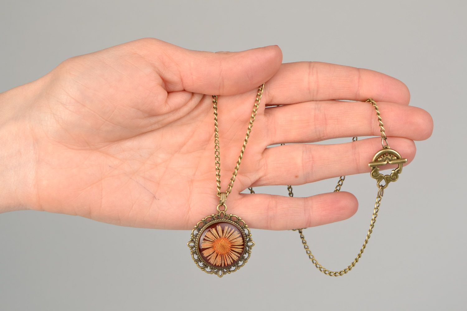 Homemade round flat pendant with chamomile flower coated with epoxy resin on chain photo 2