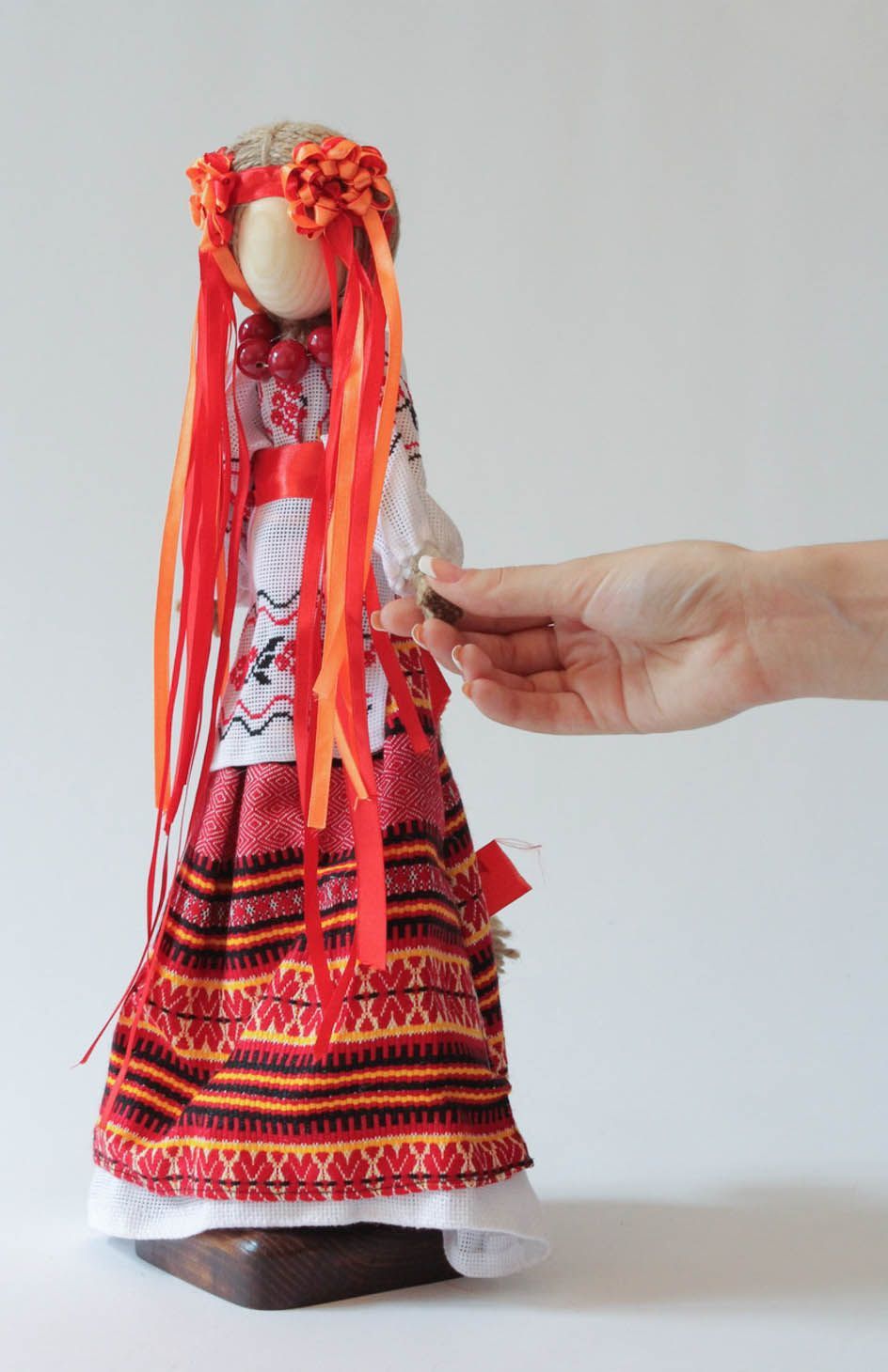 Boneca-motanka étnica Protectora feita à mão de tecidos naturais foto 1