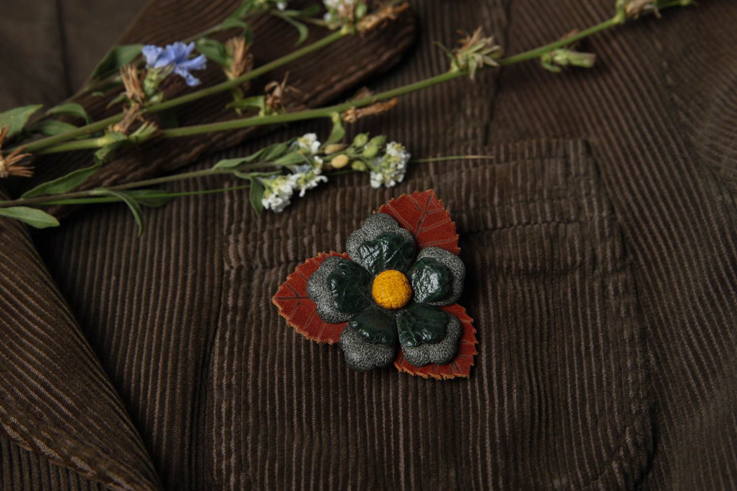 Broche Barrette en cuir fleur faite main marron originale Accessoire femme photo 1