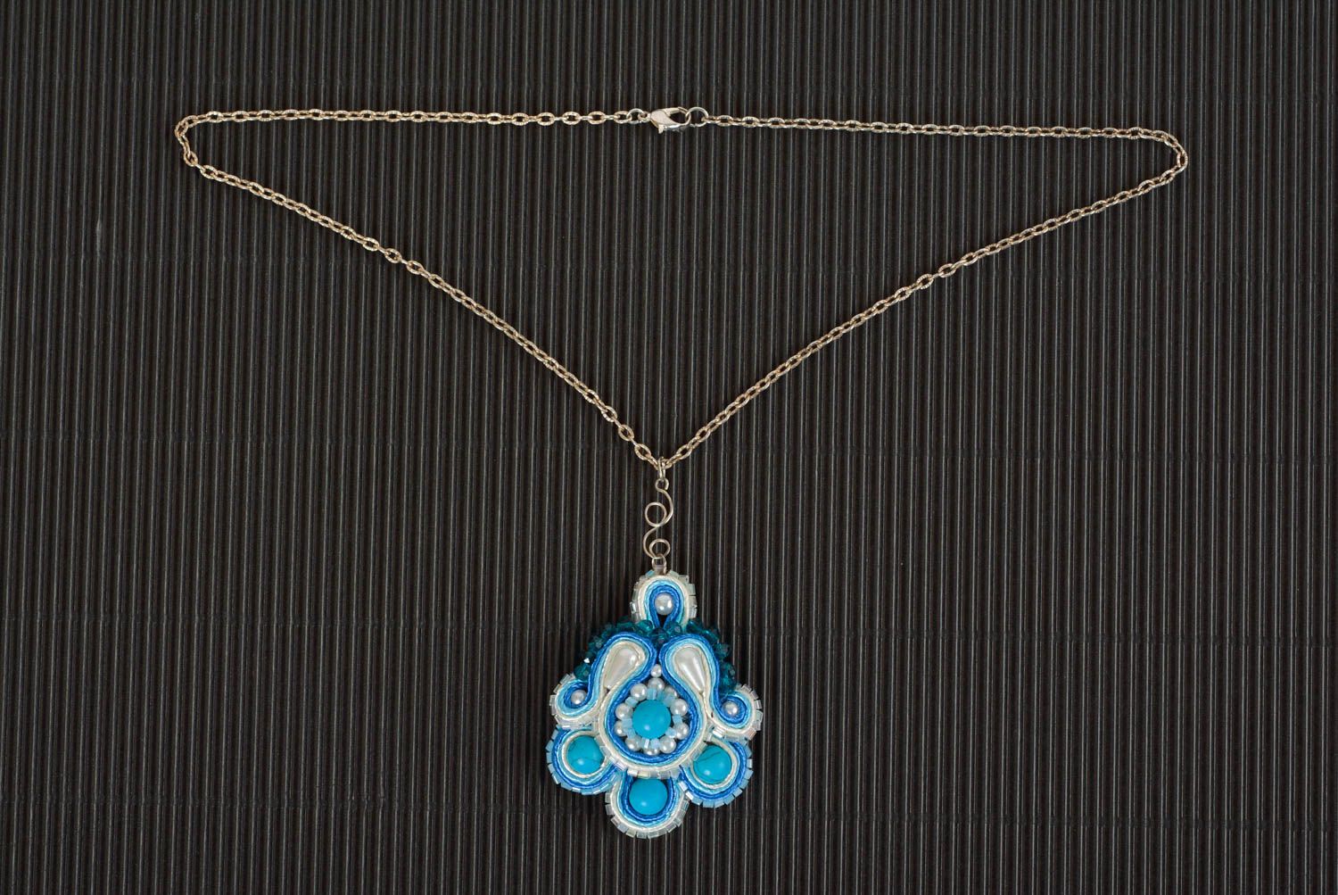Pendentif fait main bleu Bijou soutache avec cristal sur chaîne Cadeau femme photo 2