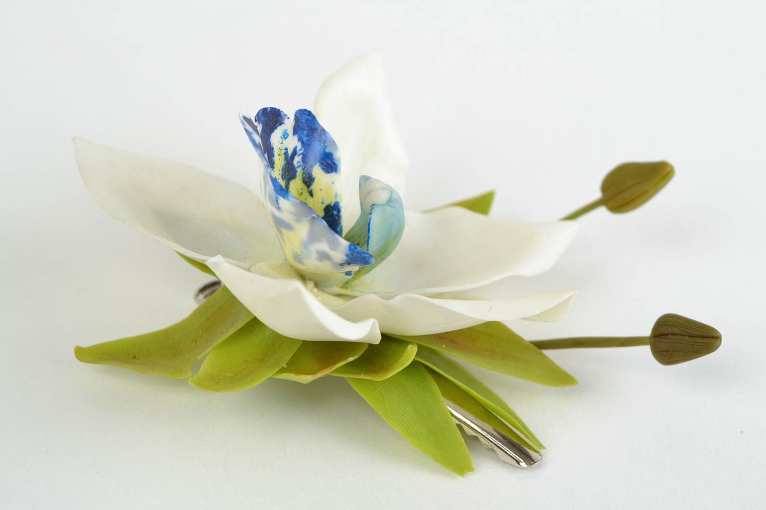 Белая заколка брошь из холодного фарфора в виде орхидеи ручной работы объемная  фото 3