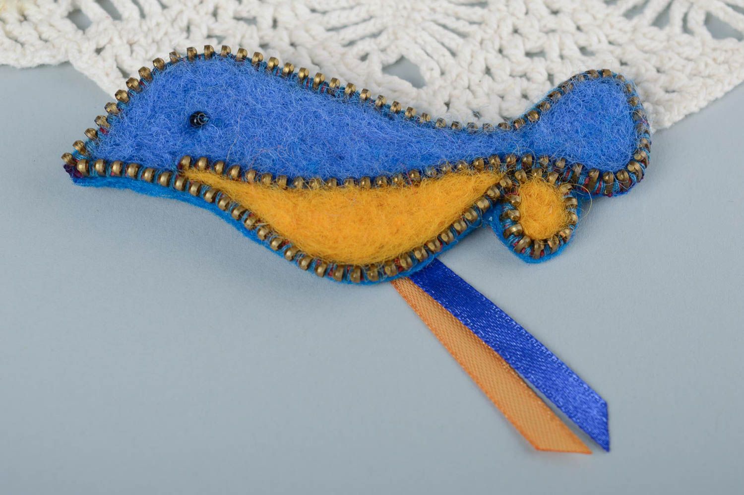 Broche oiseau en laine feutrée Bijou fait main Cadeau femme originale bleu jaune photo 1