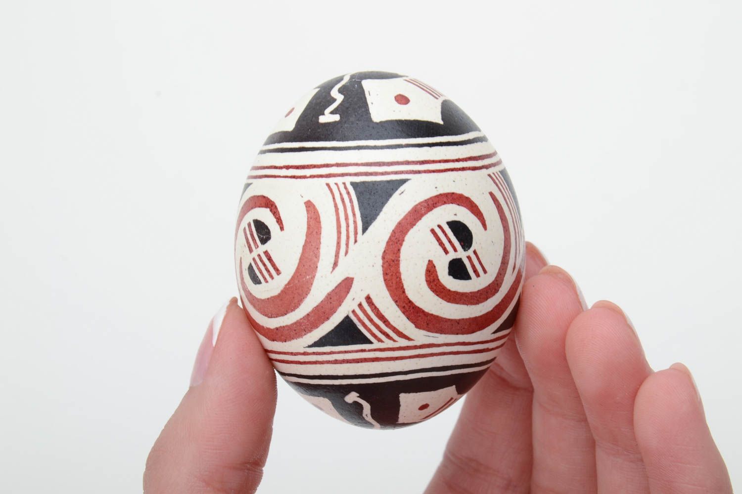 Huevo de Pascua de gallina pintado en técnica de cera artesanal blanquinegro rojo foto 5