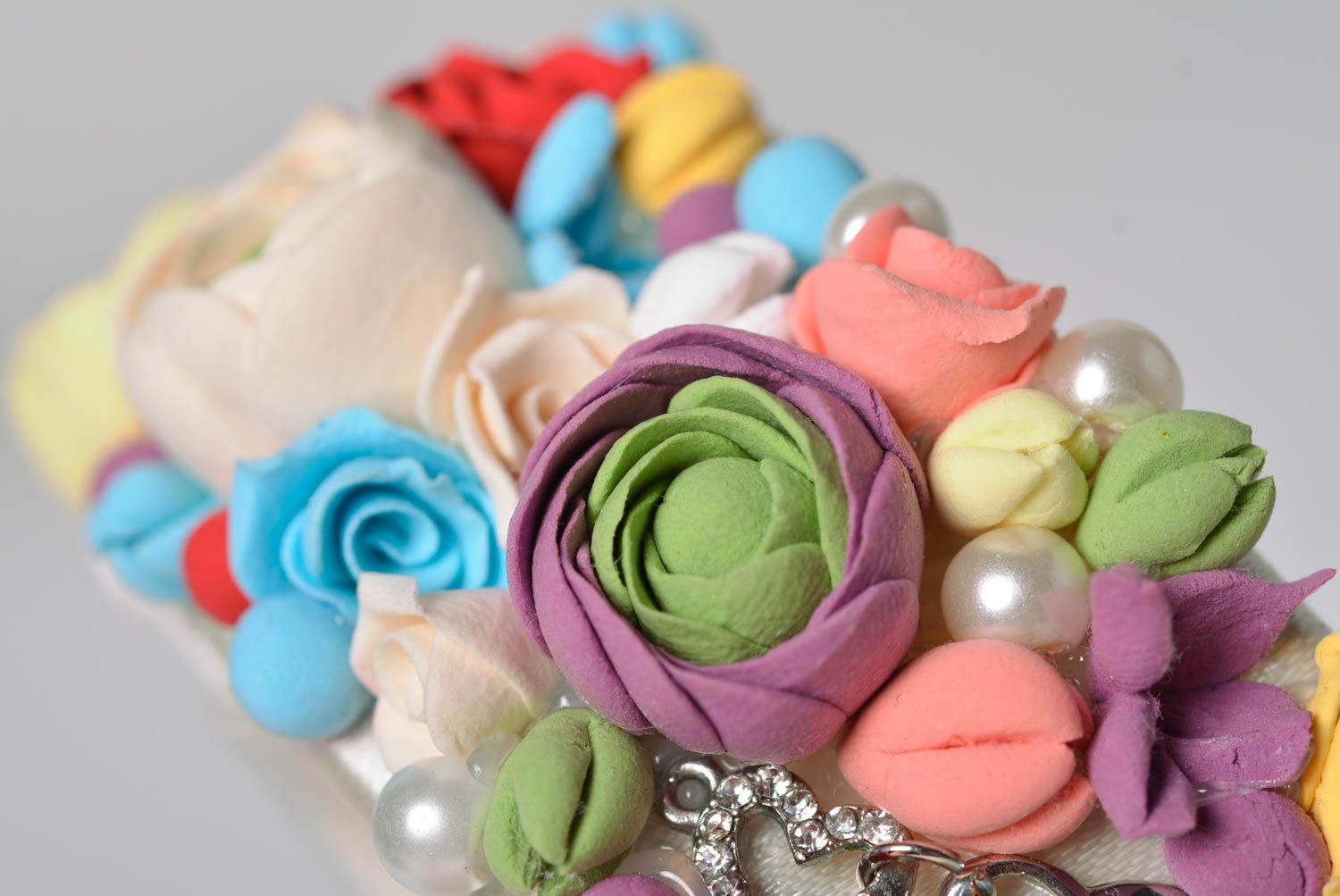 Large bracelet avec fleurs en pâte polymère fait main multicolore original photo 4