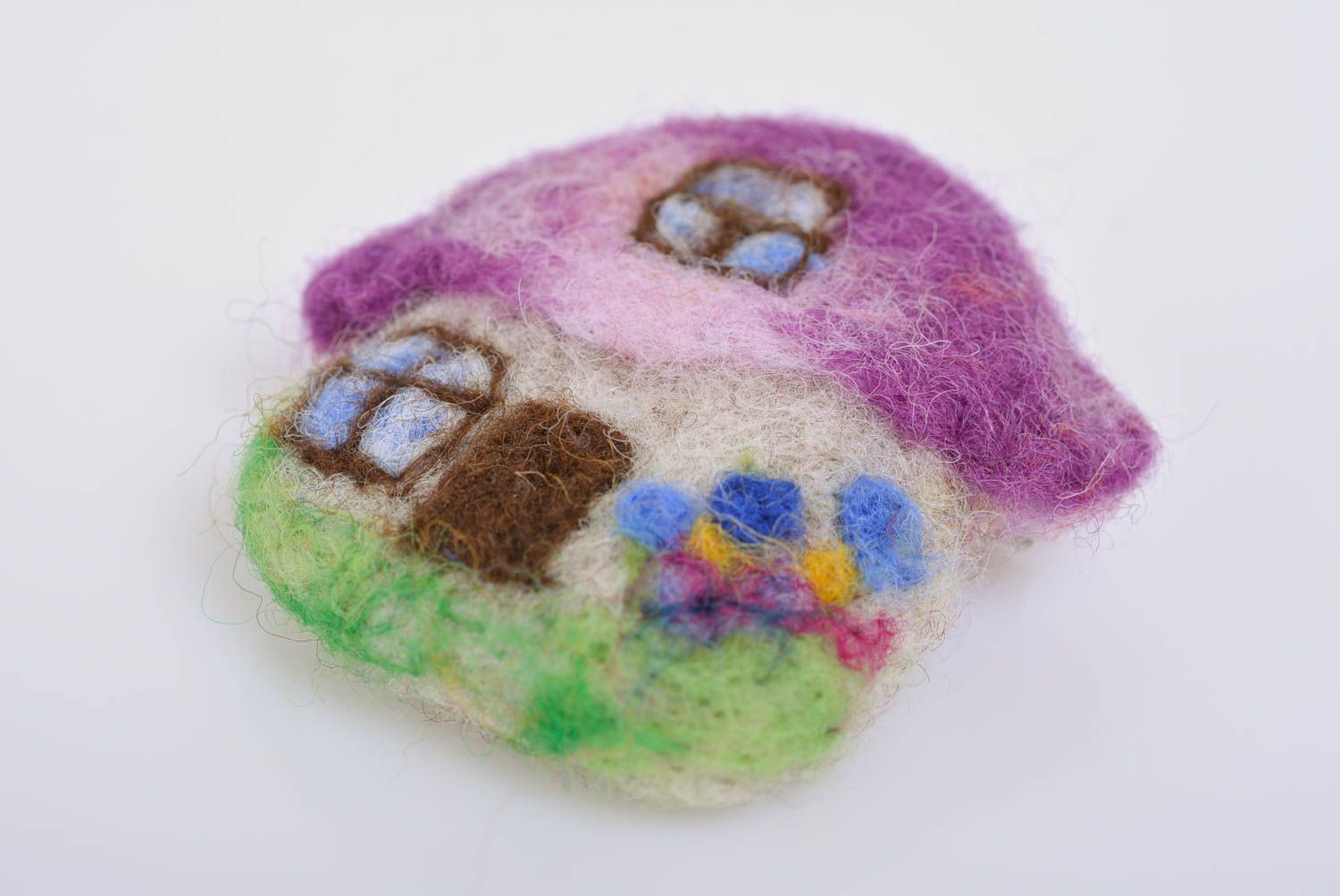 Broche de lana de fieltro artesanal casita violeta accesorio pequeño foto 3