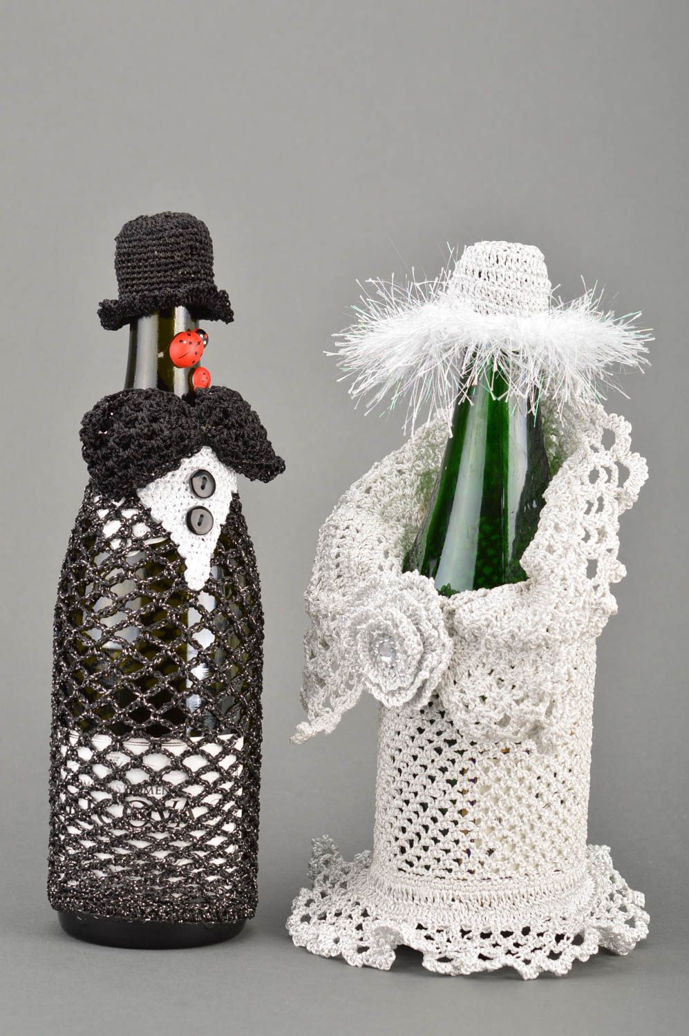 Ensemble de beaux habits de mariés pour bouteilles tricotés faits main photo 5