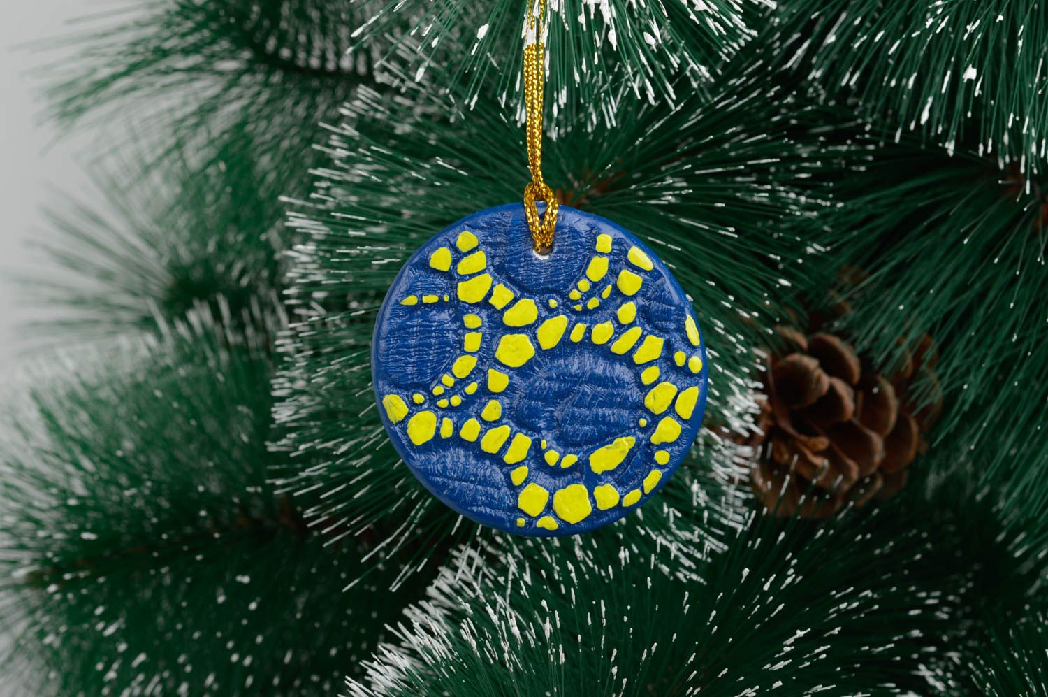 Игрушка на елку хэнд мэйд декор для дома игрушка из глины сине-желтая круглая фото 1