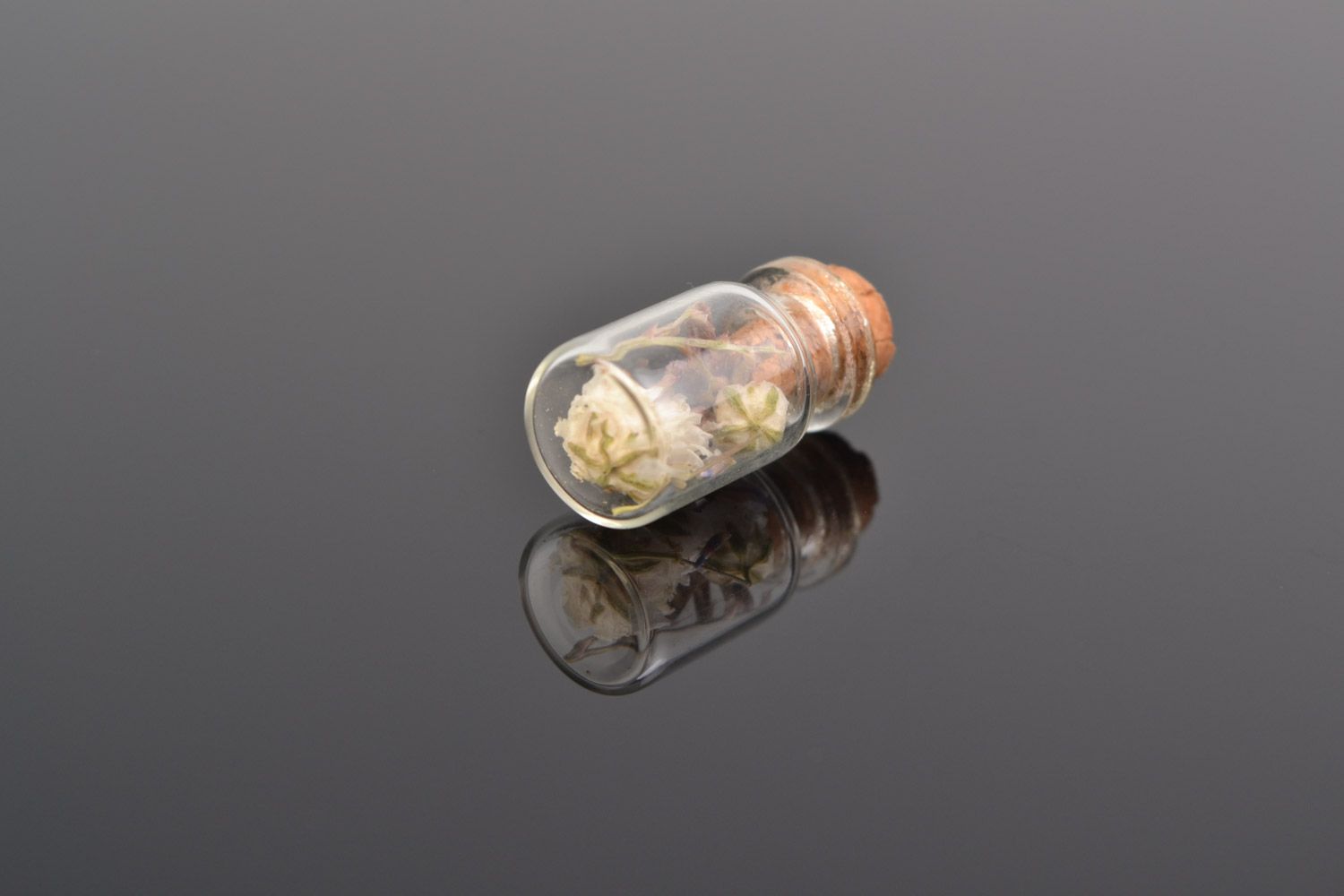 Handmade neck pendant in the shape of glass flask with gypsophila and kermek inside photo 5