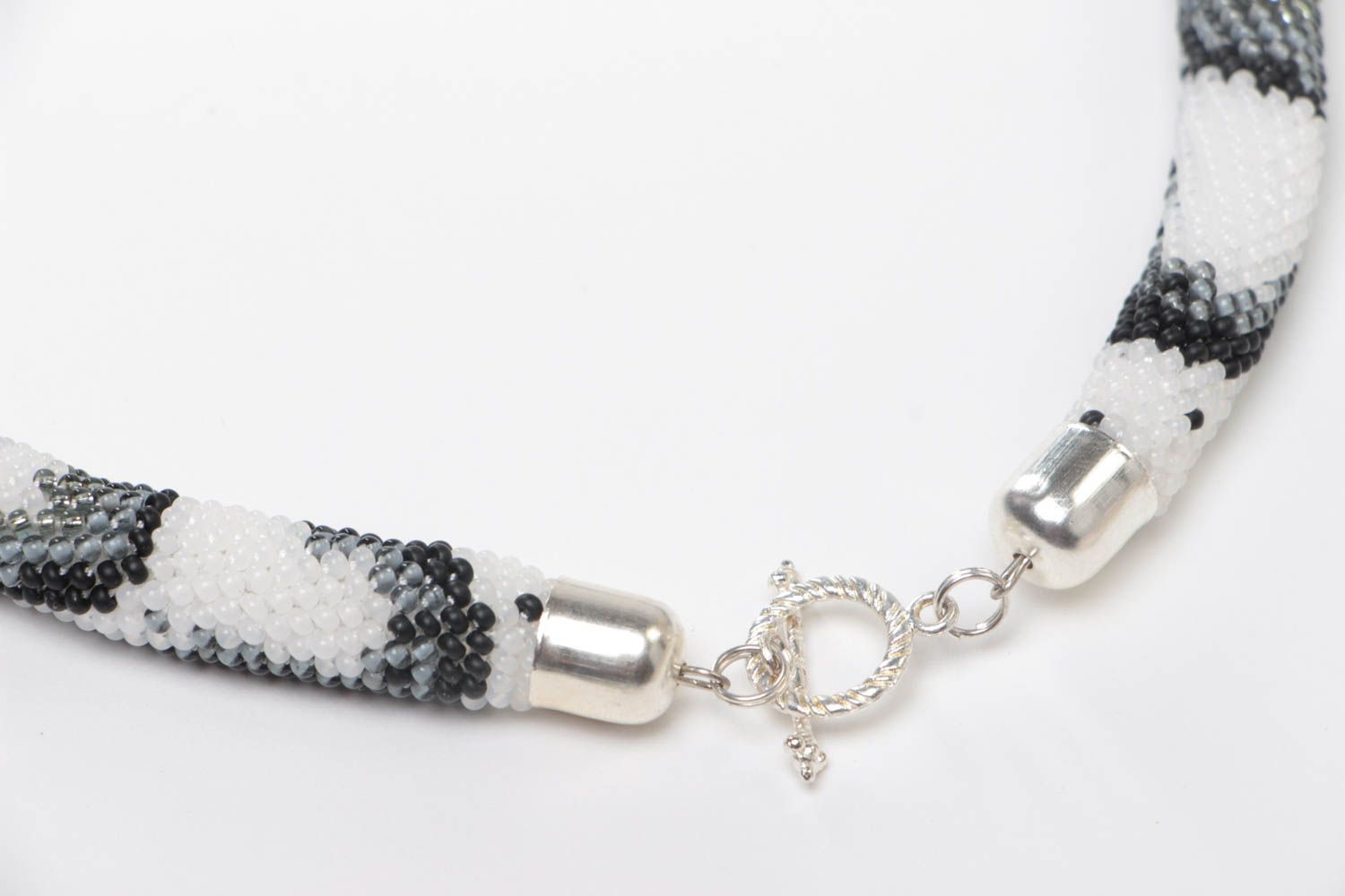 Collier spirale en perles de rocaille blanc à motif gris original fait main photo 4