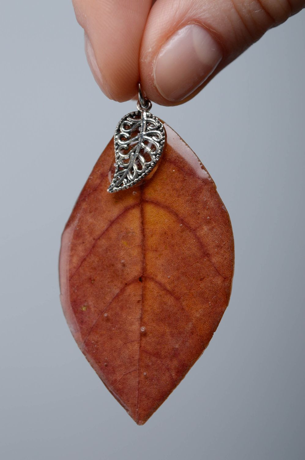 Epoxy neck pendant with autumn leaf photo 3
