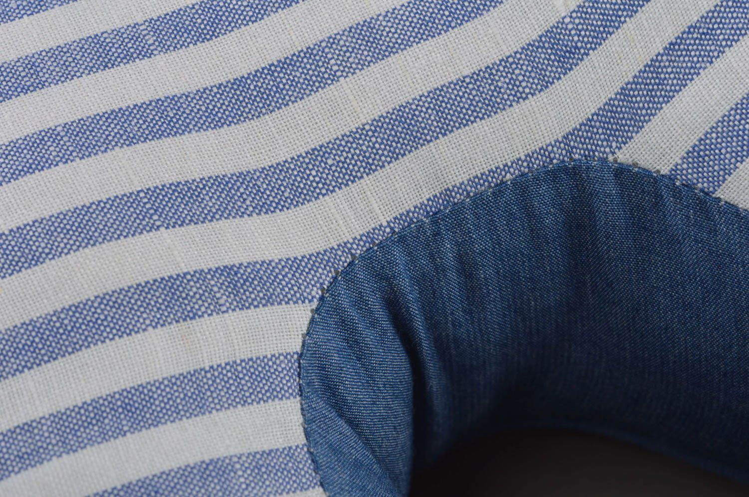 Декоративная буква-подушка С в полоску из синей натуральной ткани ручной работы фото 3