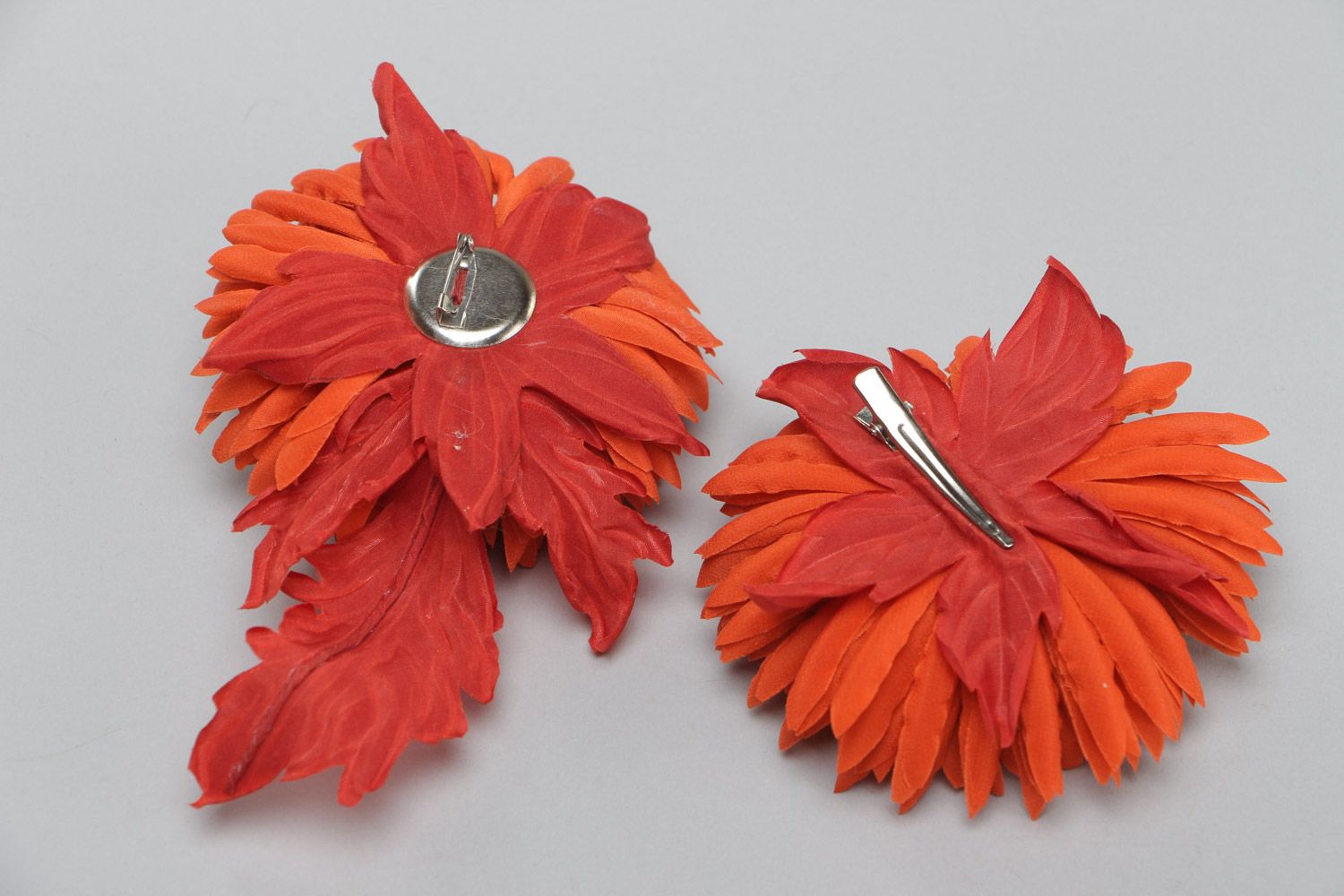 Rote Brosche und künstlerische Haarspange Schmuck Set aus Stoff 2 Stücke handmade  foto 4