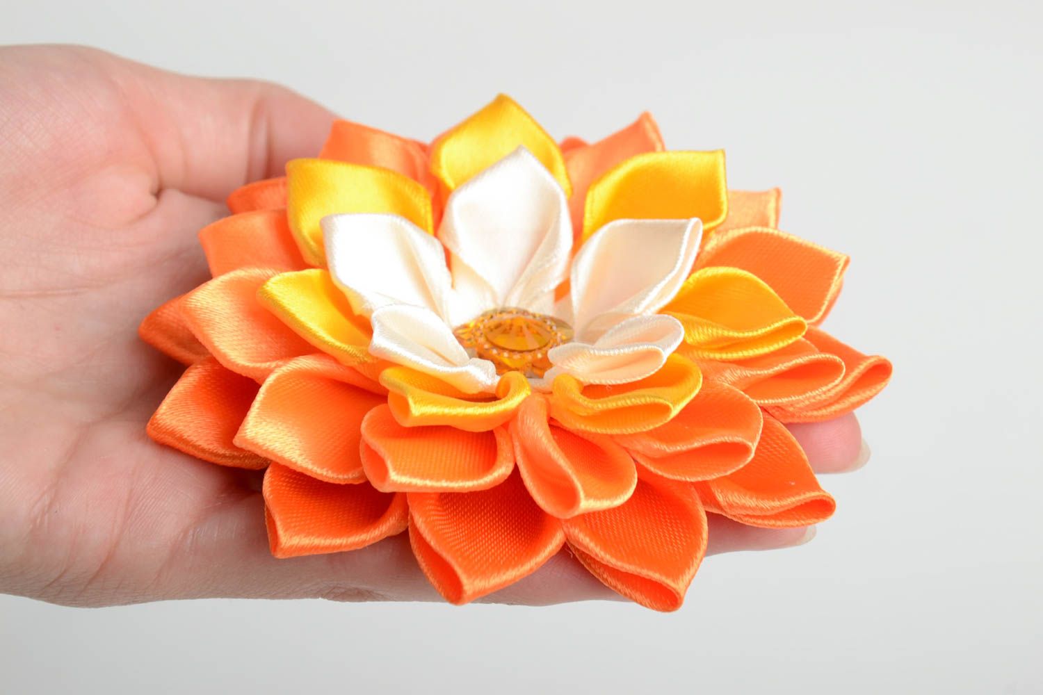 Fiore decorativo grande in tecnica kanzashi accessorio arancione grande foto 5