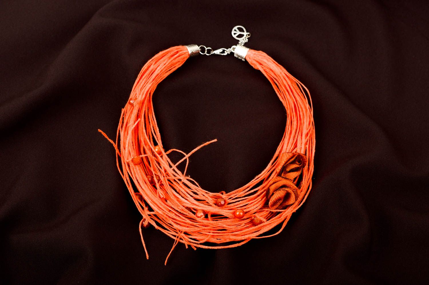 Collier textile Bijou fait main orange en fils avec fleurs Cadeau pour femme photo 2