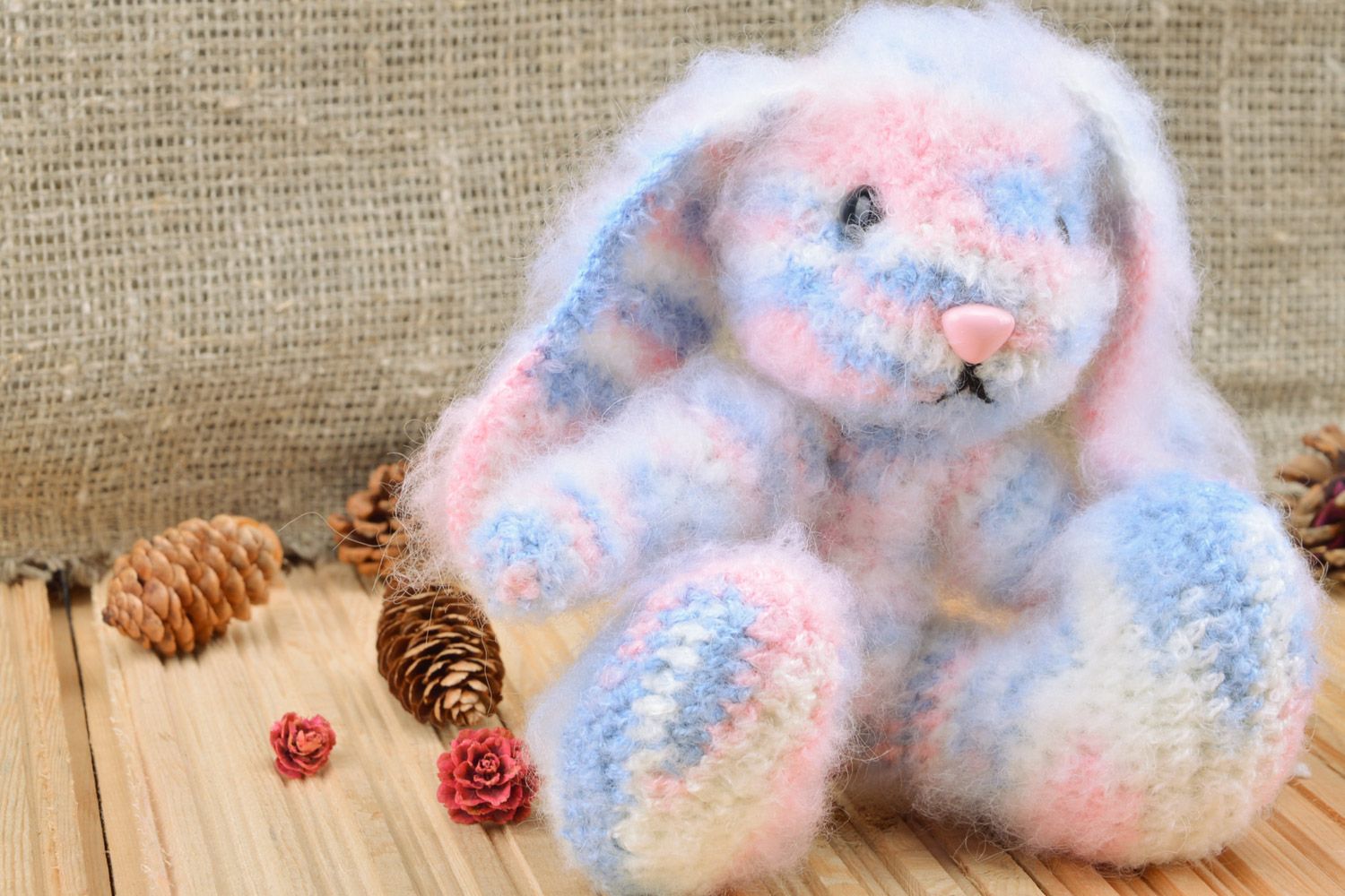 Doudou lièvre rose et bleu tricoté en mohair au crochet fait main pour enfant photo 1