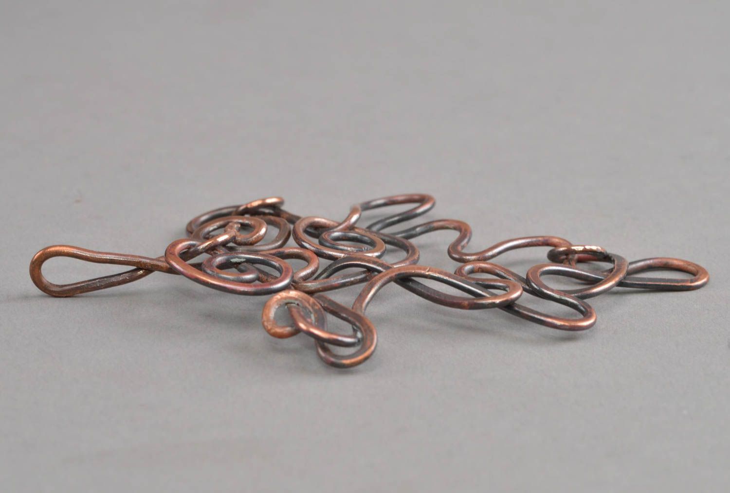 Pendentif torsadé en cuivre abstrait fait main bijou original pour femme photo 4