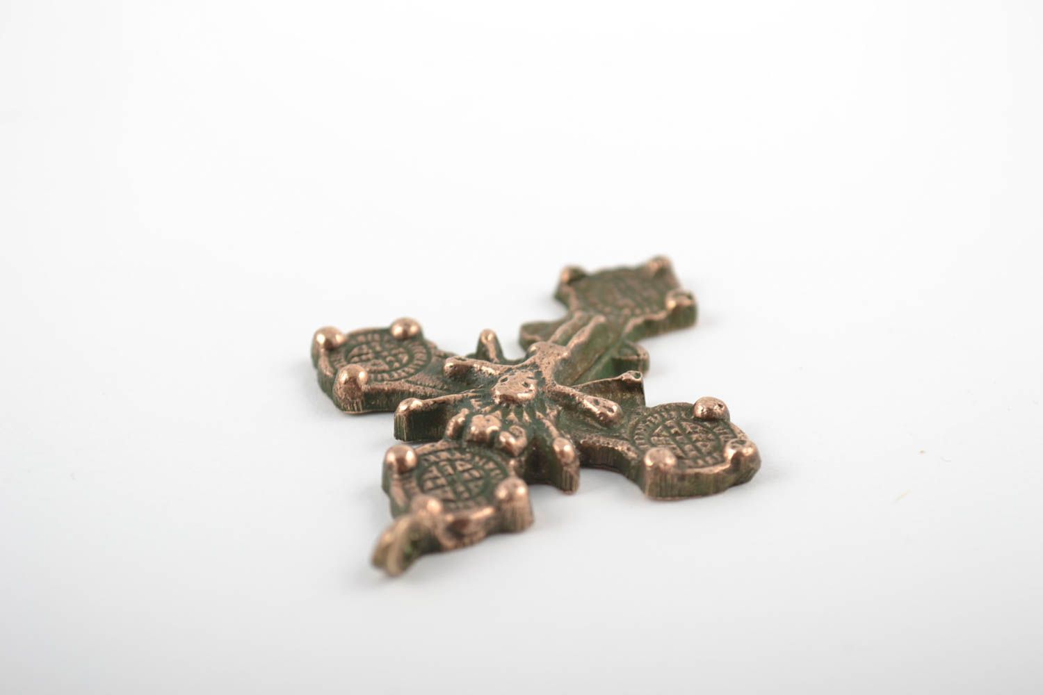 Kleines handgemachtes ungewöhnliches Bronze Kreuz an Schnur Schutzamulett foto 3