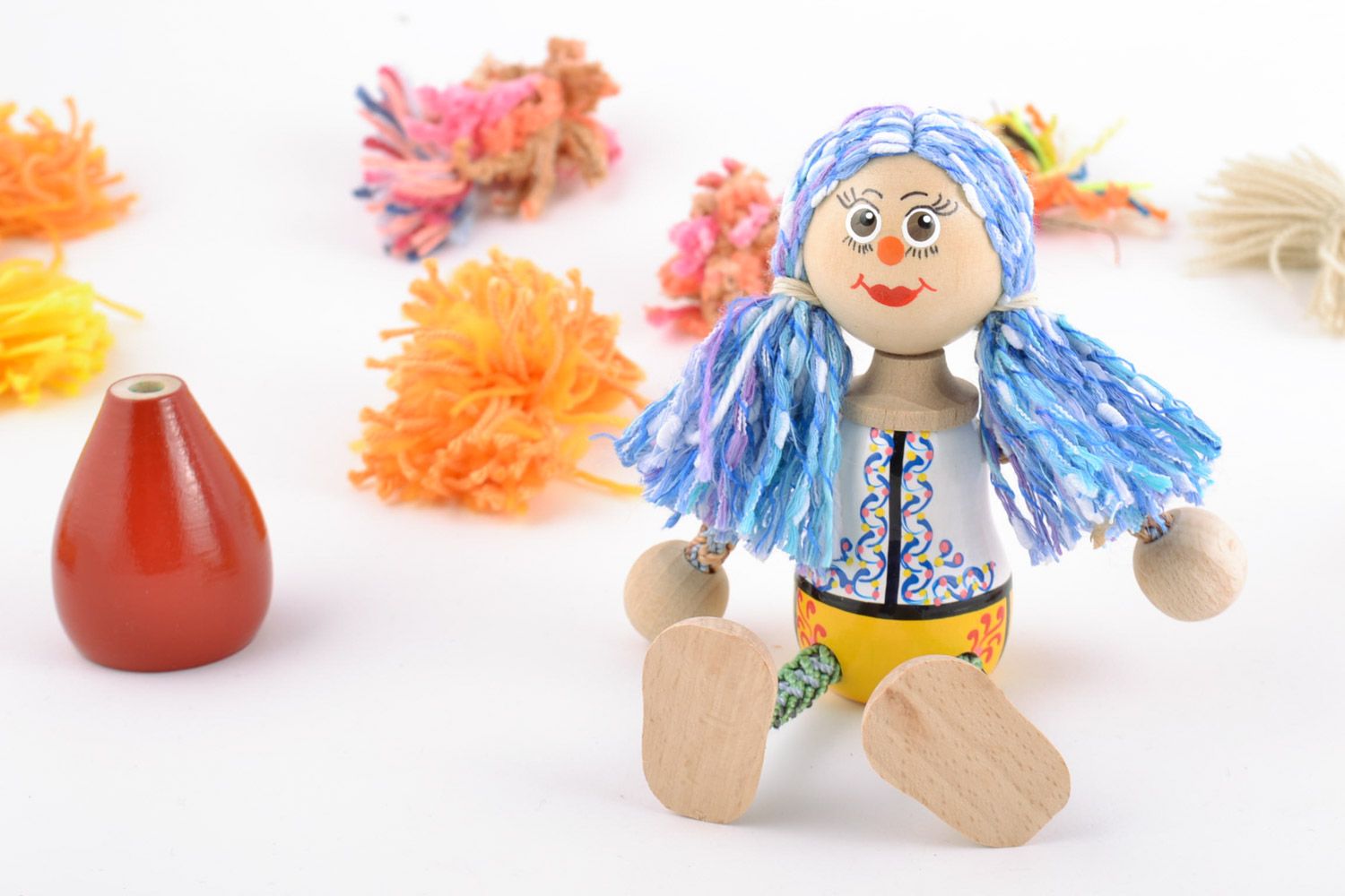 Öko Spielzeug aus Holz handmade umweltfreundlich künstlerisch Mädchen mit blauem Haar foto 1