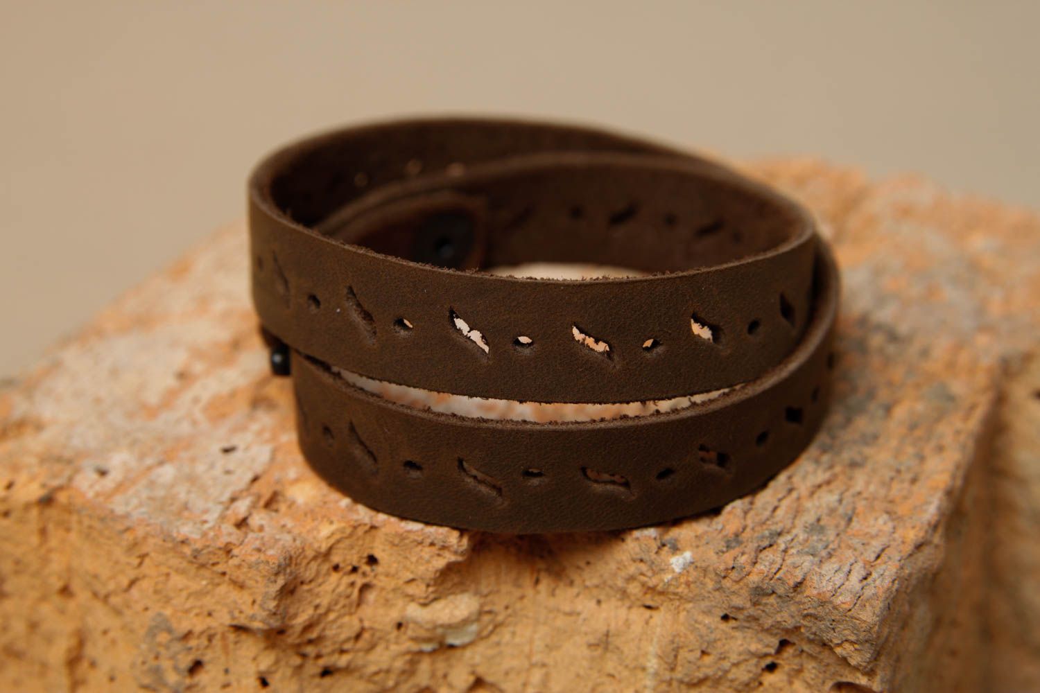 Handmade Armband aus Leder Designer Schmuck Accessoire für Frauen braun modisch foto 1