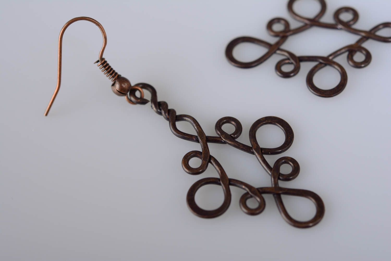 Lange elegante handgemachte Ohrringe aus Kupfer mit Anhängern Wire Wrap Technik  foto 2