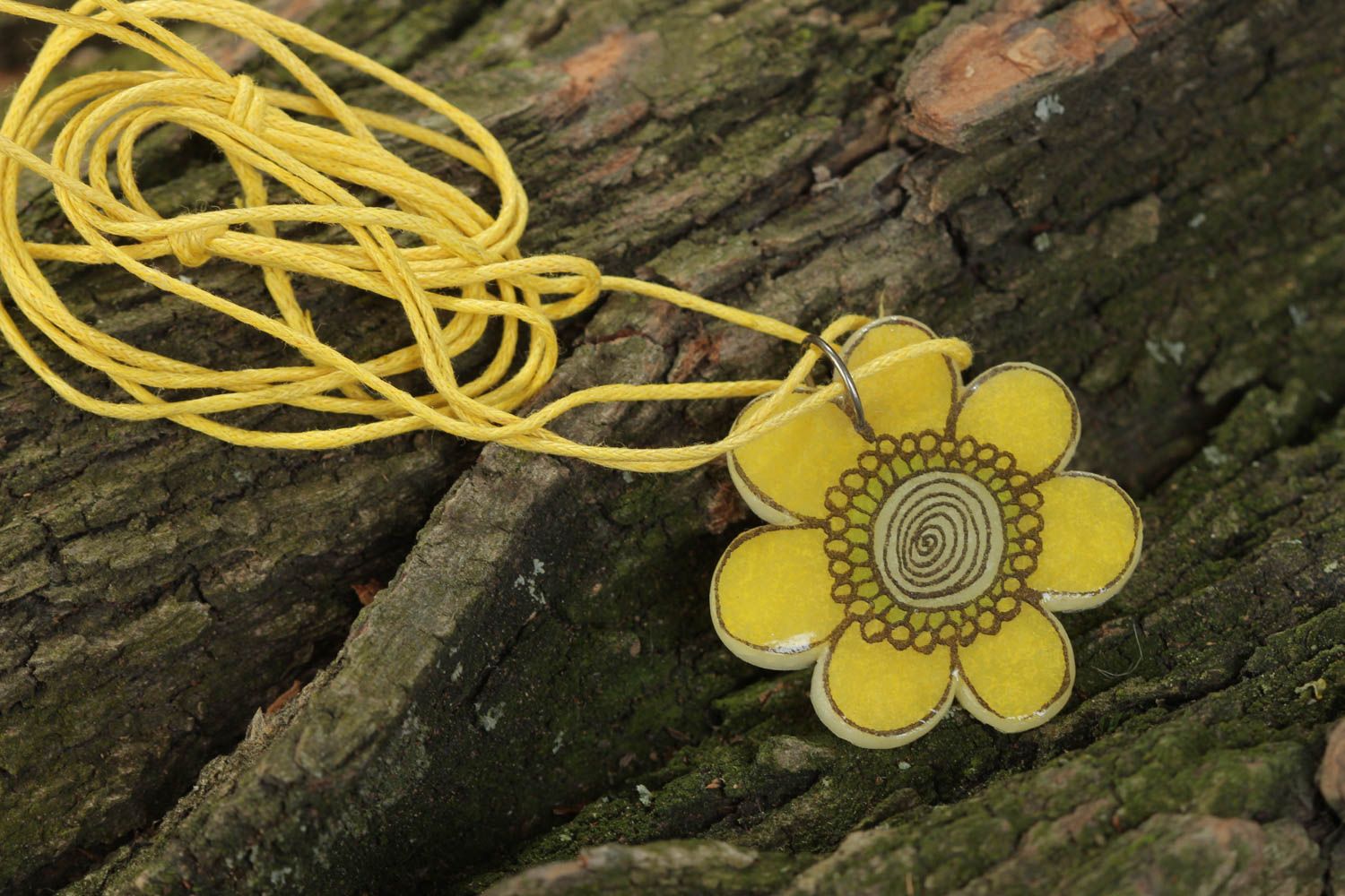Подвеска в виде цветка из полимерной глины ручной работы желтая на шнурке фото 1