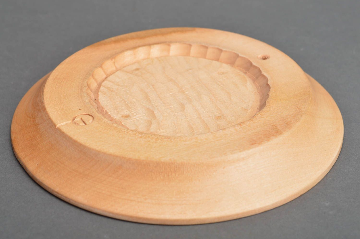 Настенная резная тарелка из древесины липы ручной работы красивая Гроздь фото 5