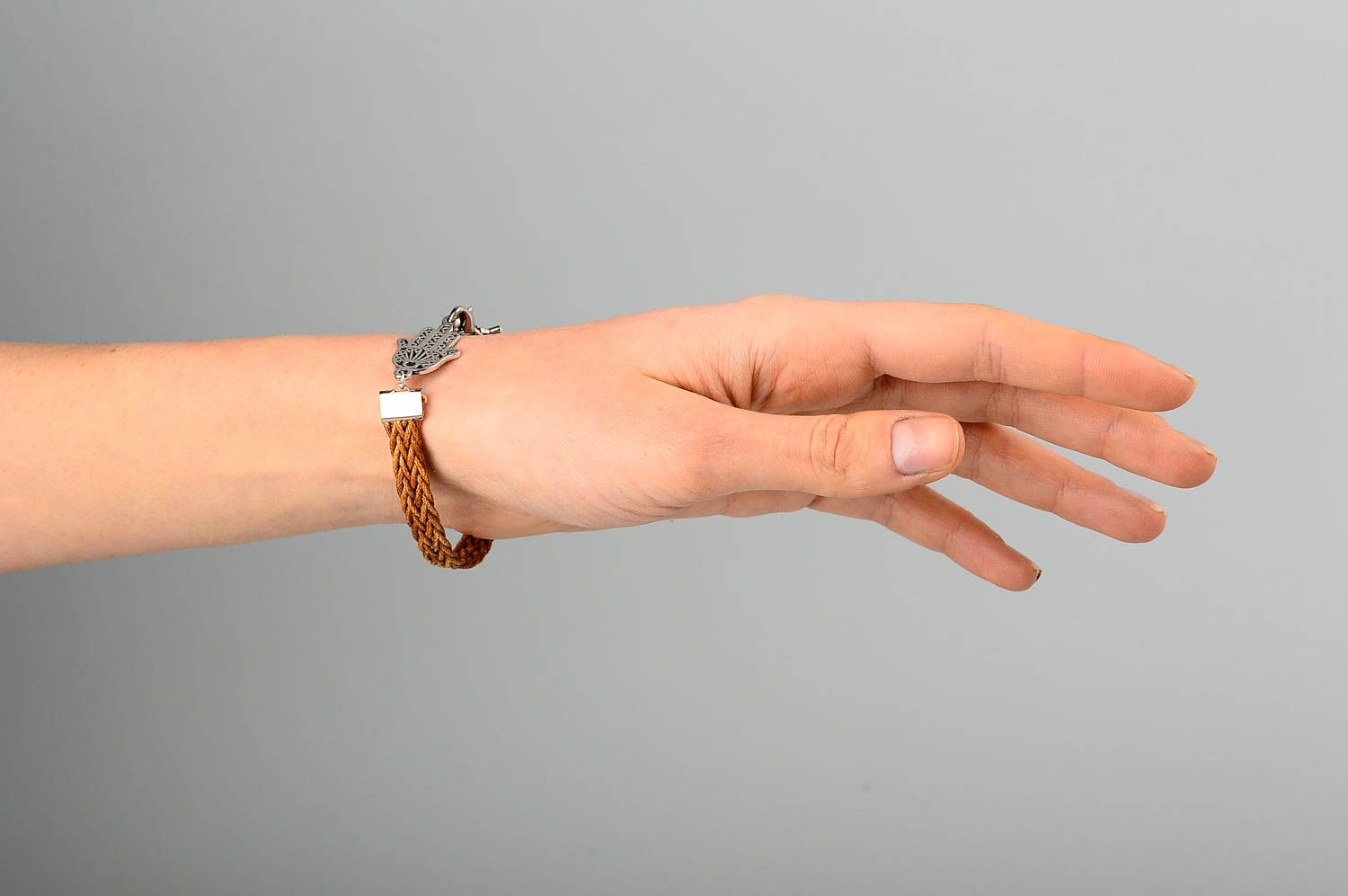 Bracelet textile Bijou fait main brun clair en fils design Accessoire femme photo 2