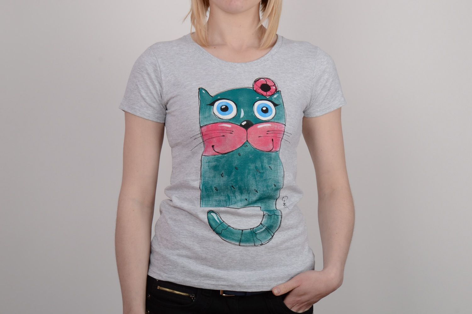Handmade cotton T-shirt of gray color with funny cat painted with acrylics photo 1
