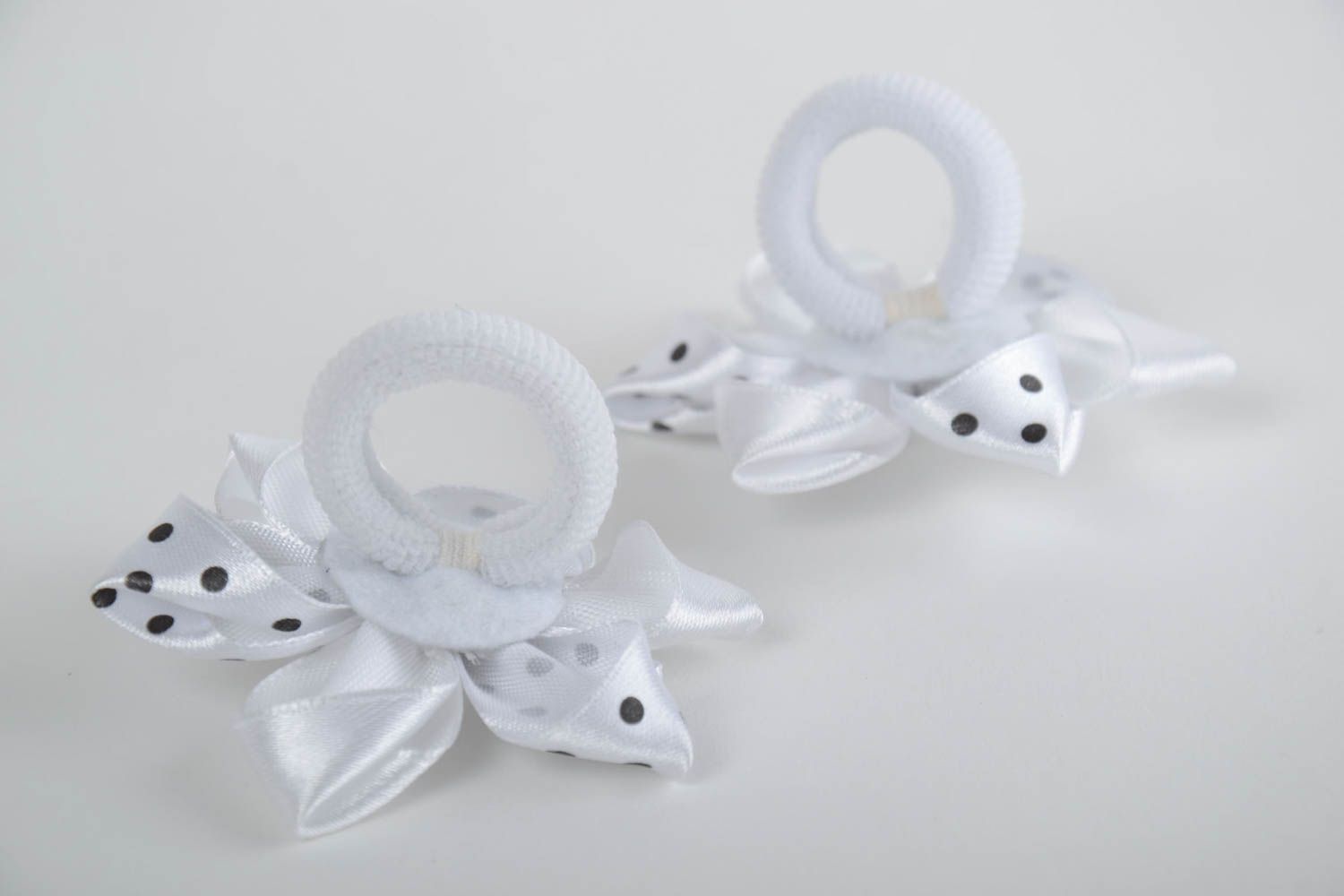 Set of 2 handmade white kanzashi satin ribbon flower hair ties for kids photo 3