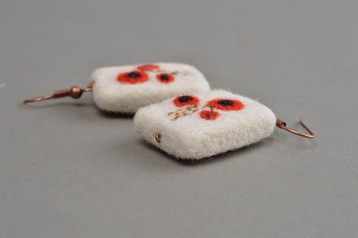 Boucles d'oreilles rectangulaires blanches avec pavots laine feutrée faites main photo 3