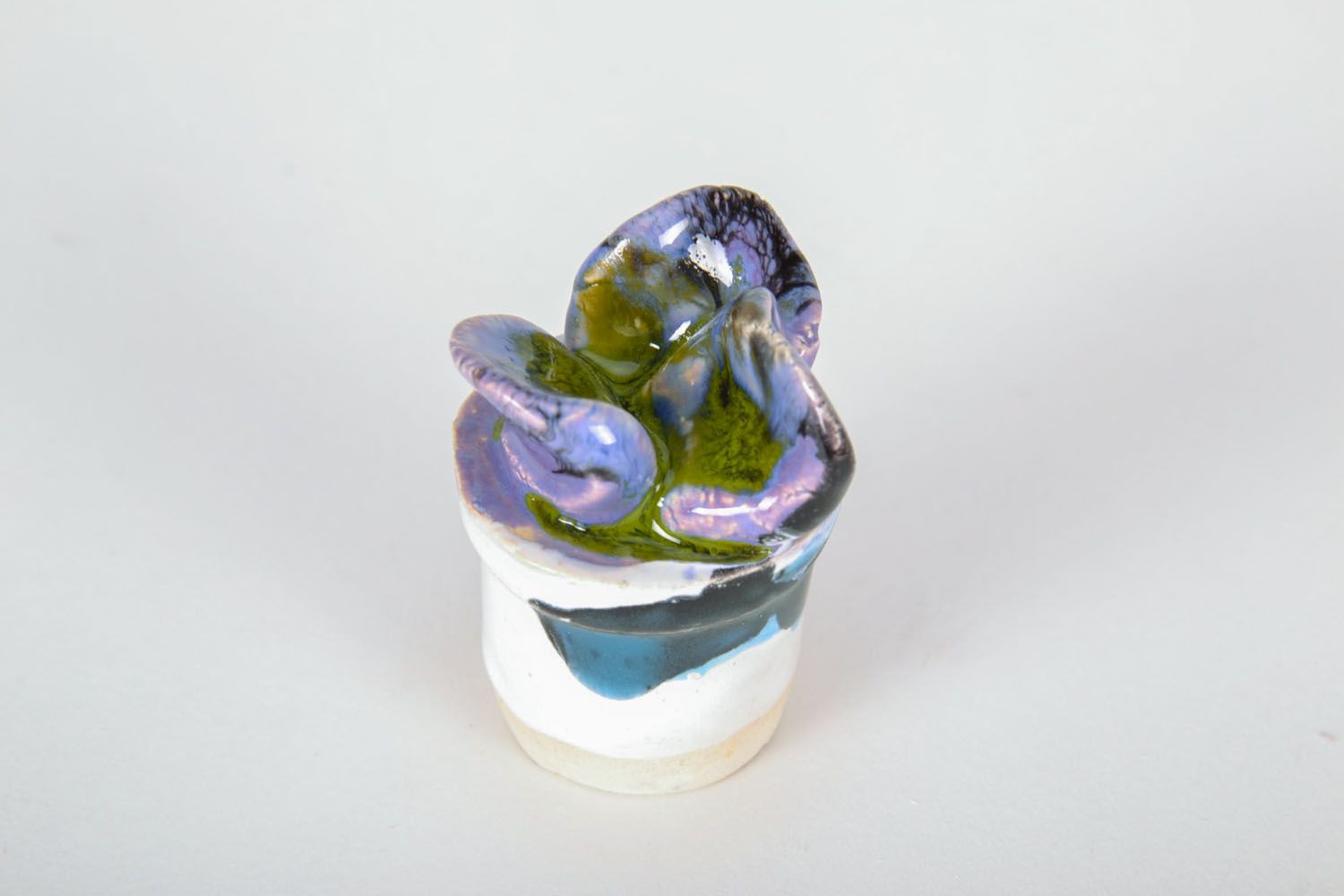 Figurine en céramique originale faite main en forme de pot de fleurs blanc-bleu  photo 3