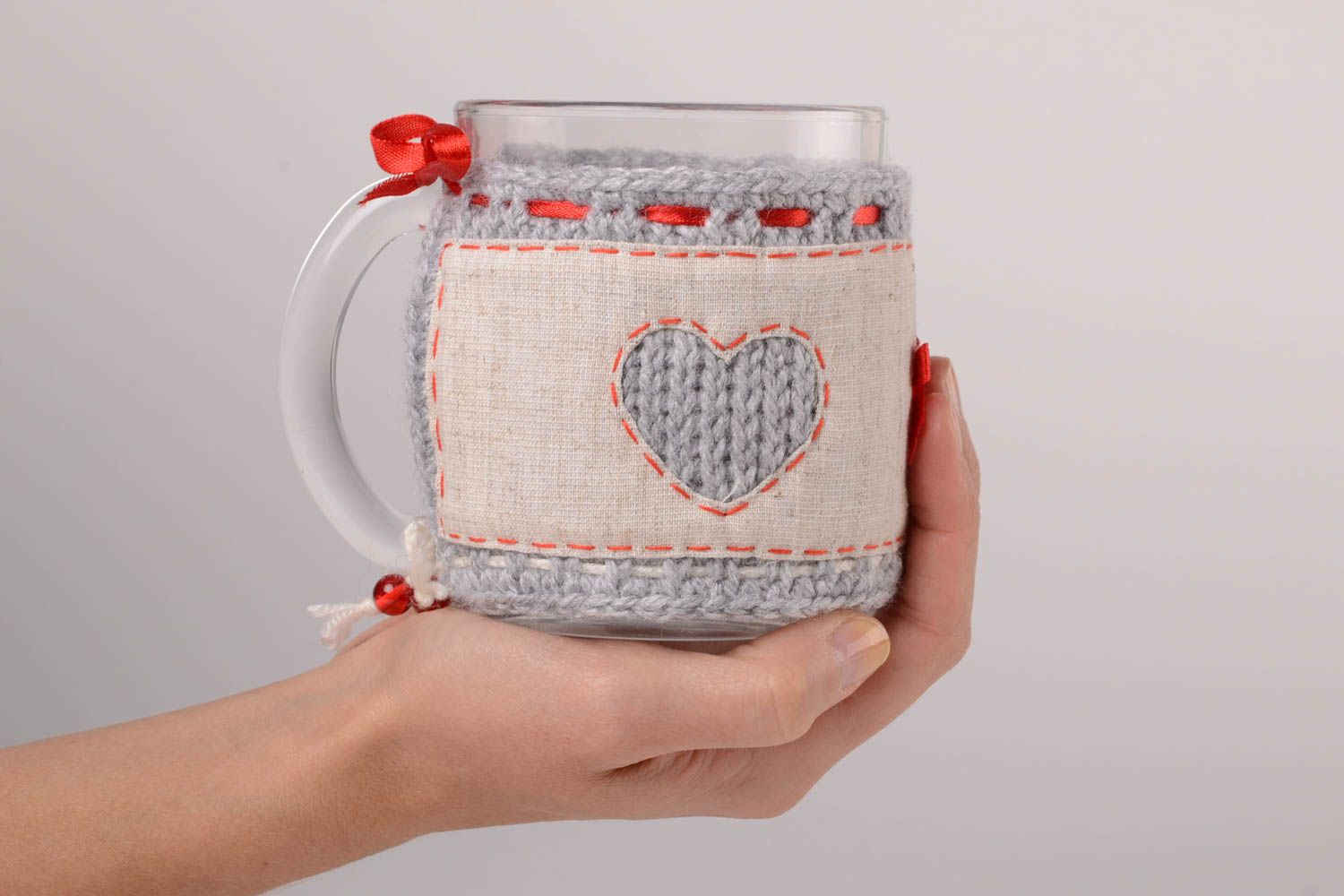Graue Tassen Deko mit Herzen handmade Geschenk gehäkelter Bezug Küchen Zubehör  foto 2