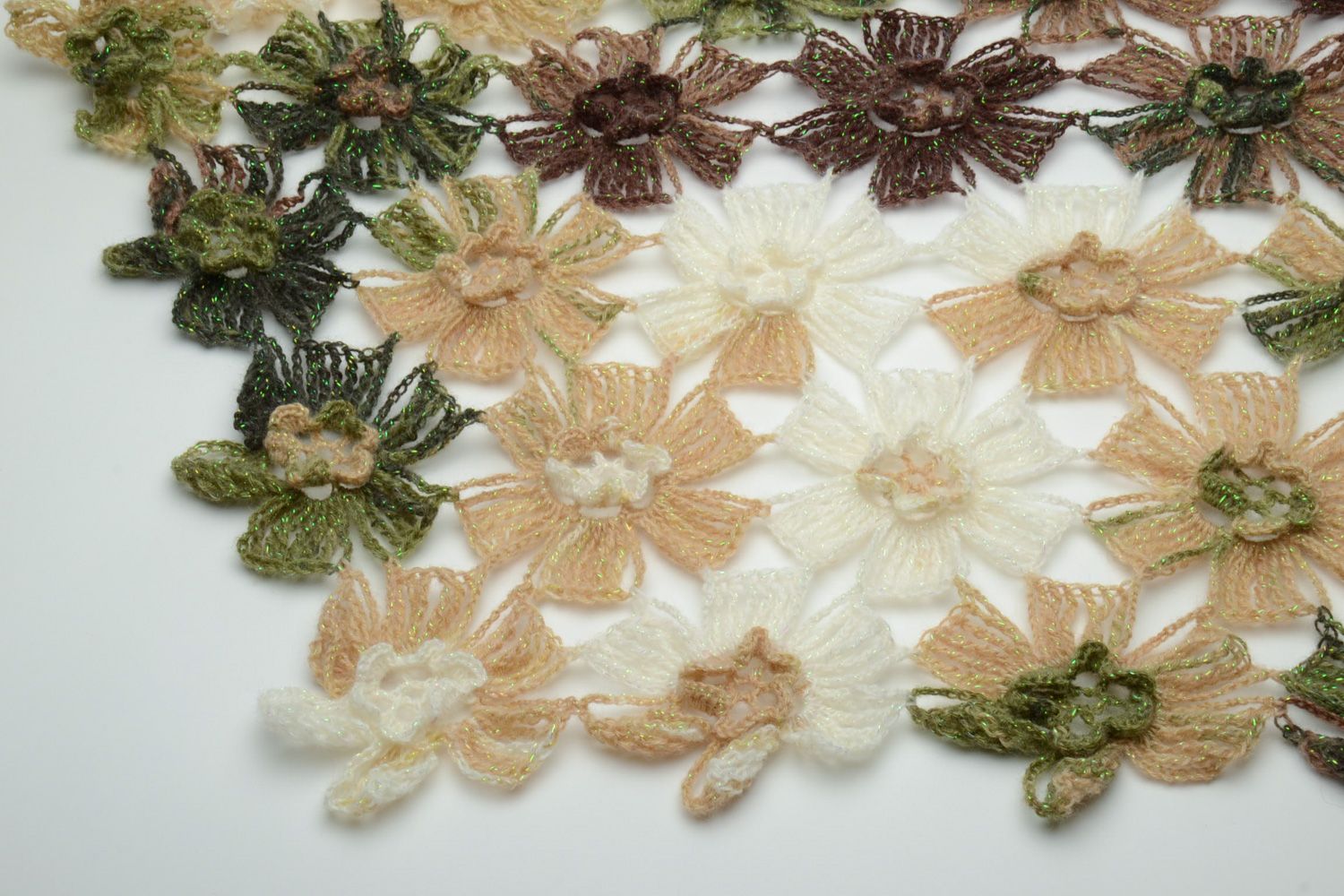 Châle tricoté fait main original au crochet grand au motif intéressant photo 3
