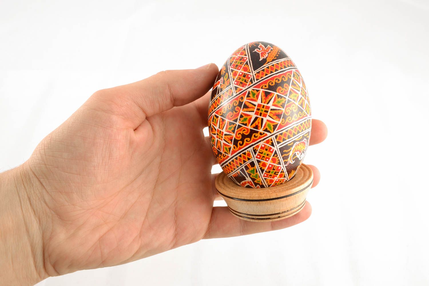 Huevo de Pascua pintado en soporte foto 4