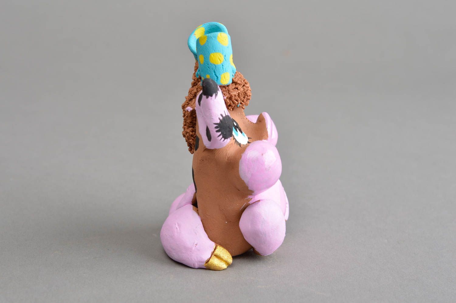 Глиняный сувенир ручной работы застенчивая розовая свинка с голубым бантом фото 3