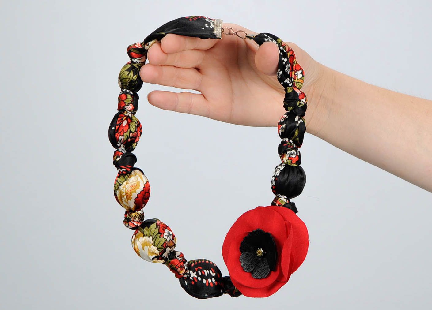 Bunte Perlenkette aus Silk und Holz rote Mohnblume foto 5