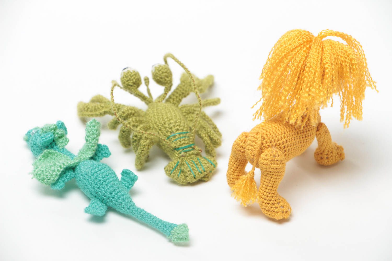 Мягкие вязаные игрушки набор из 3 штук ручной работы лев дракон и рак детские фото 4