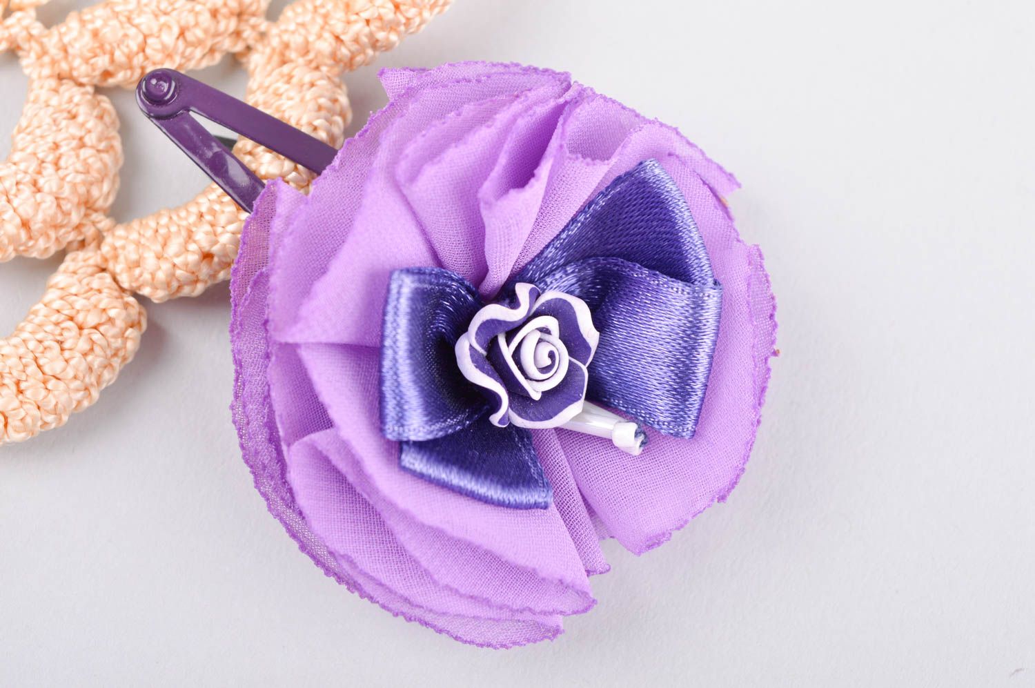 Заколка-цветок бижутерия ручной работы украшение на голову фиолетовое с бантом фото 1
