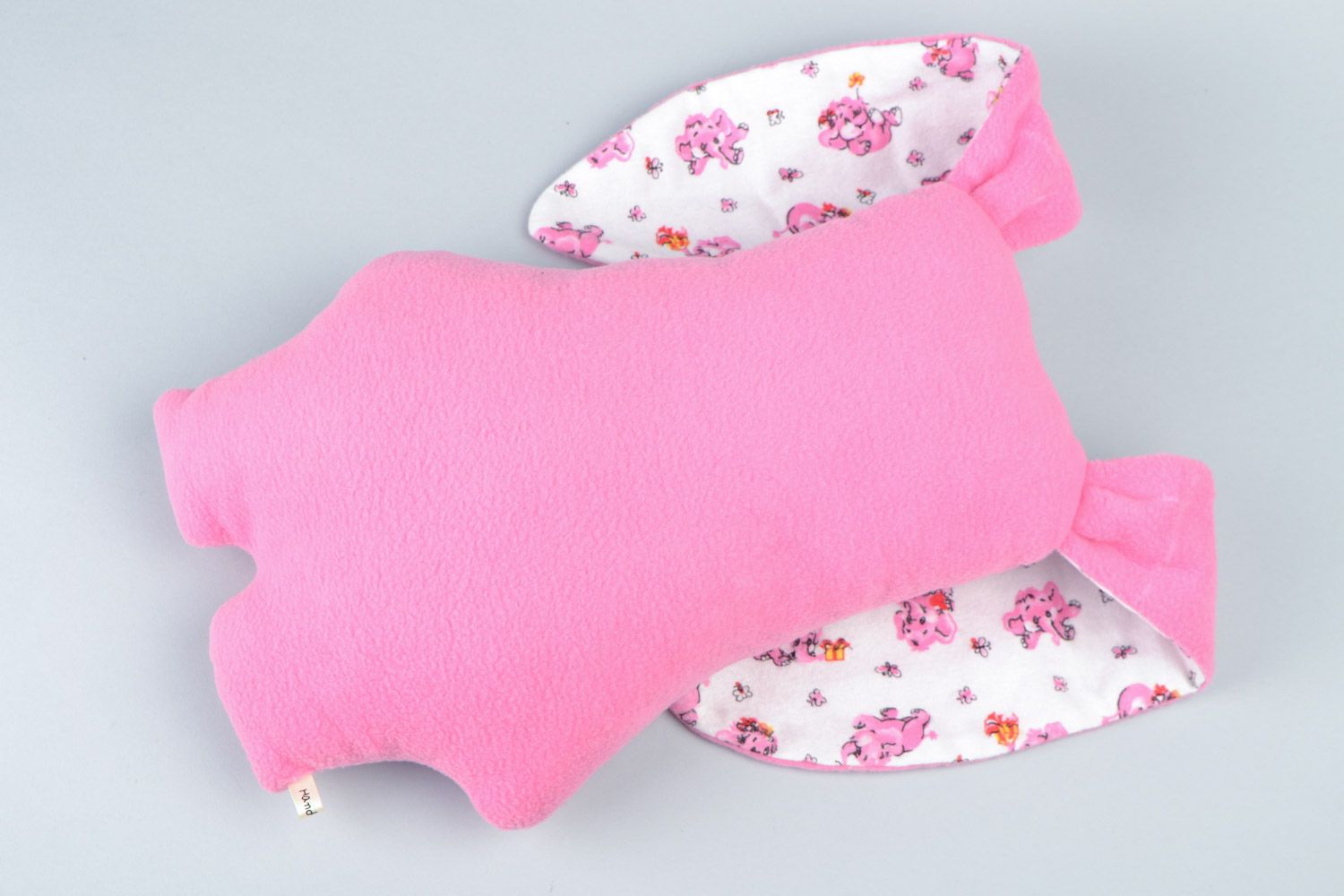 Интерьерная игрушка-подушка в виде розового зайчика из флиса ручной работы фото 5